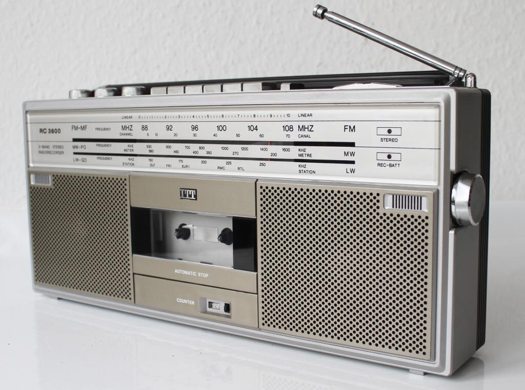 Портативная стереофоническая магнитола ITT - RC 3600, которая выпускалась с 1981 года по 1985 год фирмой ITT Schaub-Lorenz во Франции