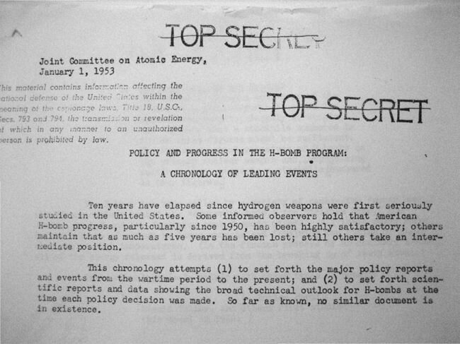 Сверхсекретный документ Объединенного комитета, подробно описывающий историю и науку создания водородной бомбы. (Изображение предоставлено Национальным управлением архивов и документации) 