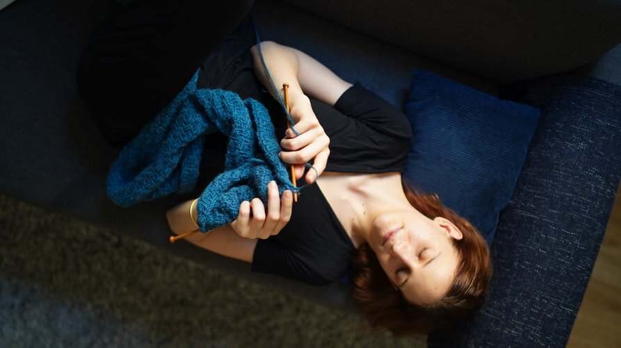 Кто-то умудряется вязать даже лёжа)))