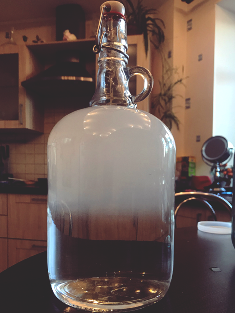 2 литра самогона. самогон. большой бутыль самогона. 5 литров самогона. бутыль самогонки большой.