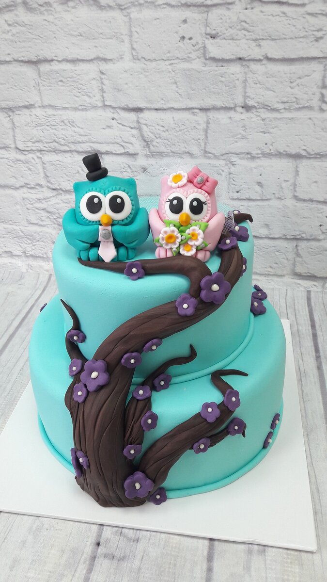 Фигурки могут жить долго, если на солнце их не выставлять - пищевой краситель боится света и выцветает. Еще они боятся влажности. Если хотите, чтоб фигурка растаяла, самый верный путь - спрятать ее в холодильник. От влажности сахар быстренько примет форму лужи. А если серьезно, то в сухом прохладном месте фигурки со свадебного торта будут храниться почти вечность. Если, конечно, удатся спрятать их от детей - дети почему-то всегда норовят голову у фигурки откусить.