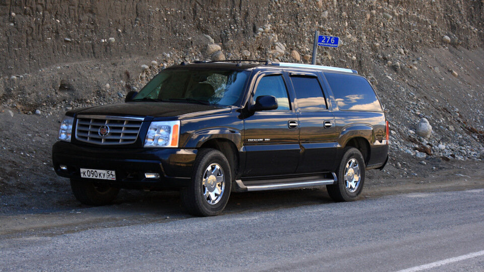 Это огромный мощный джип с шести литровым бензиновым  двигателем который заставит ловить экстаз от звука американской мощности и заставит людей на дороге просто разбегаться при виде этого огромного монстра.