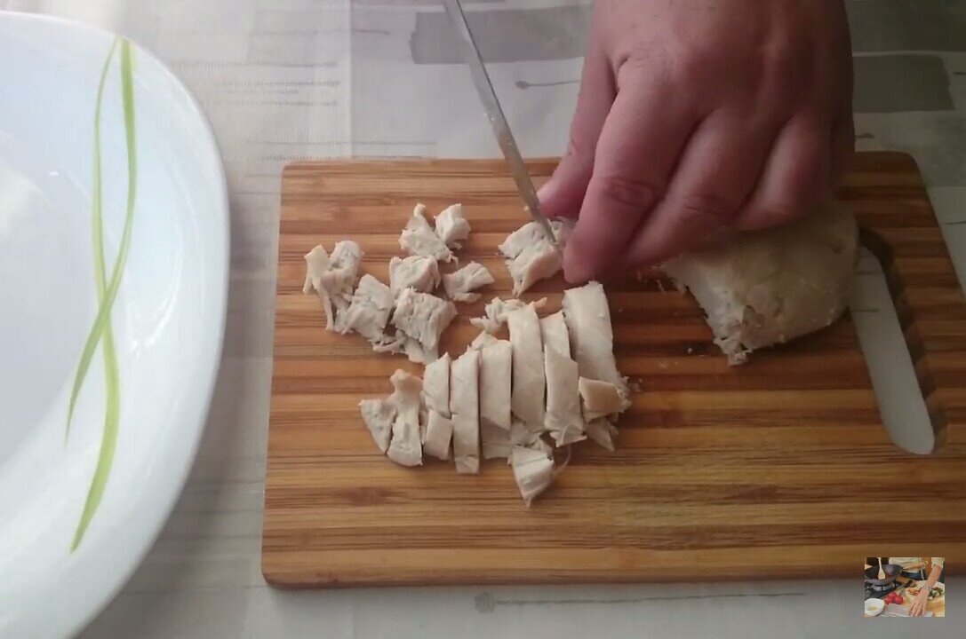 Нарезаем куриную грудку 200 гр