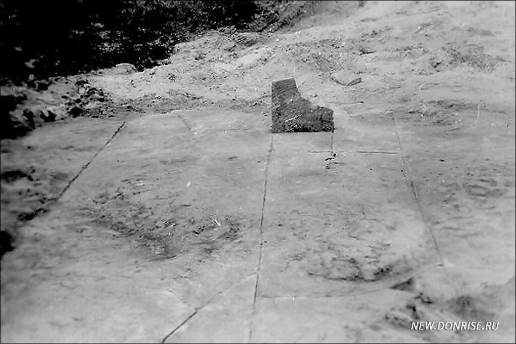 Отмытая от песка «дорога» на дне карьера. Фото из архива М.И. Крайсветного