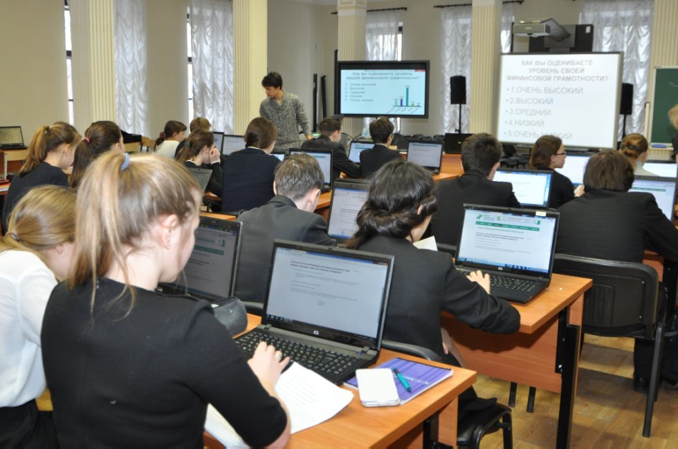 Дети на уроке обществознания. Урок обществознания. Лицей 3 норильск фото. Урок обществознания в школе. Урок обществознания картинки.