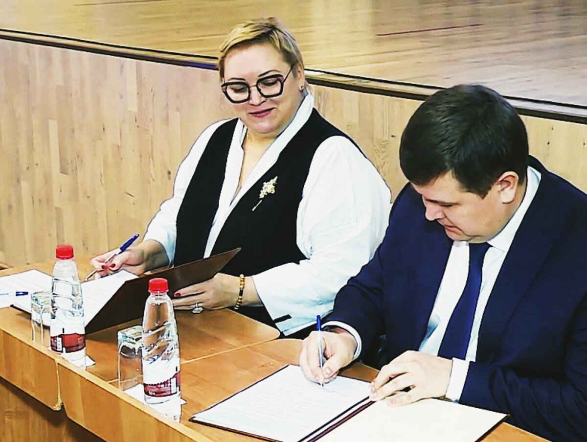 генеральный директор музея Наталья Григорьева и и.о. ректора университета Юрий Боровиков.