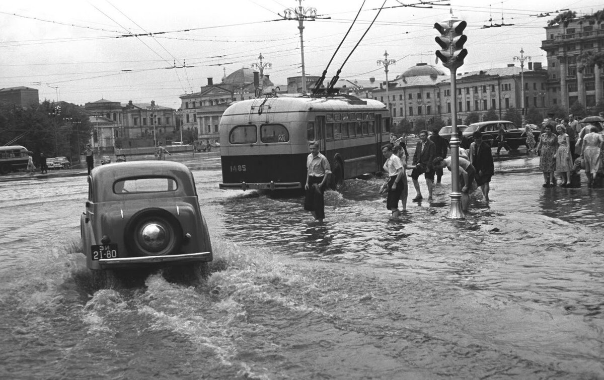 Воздушная воронка обнажила дно Москвы-реки»: природные катаклизмы в старой  Москве | СЕМЬ ХОЛМОВ | Дзен