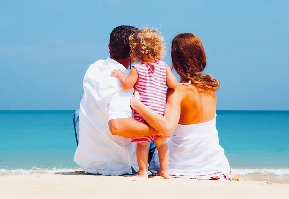 Крепкая семья все беременным. Семья на море. Счастливая семья со спины. Карта желаний семья. Счастливая семья с дочкой на море.