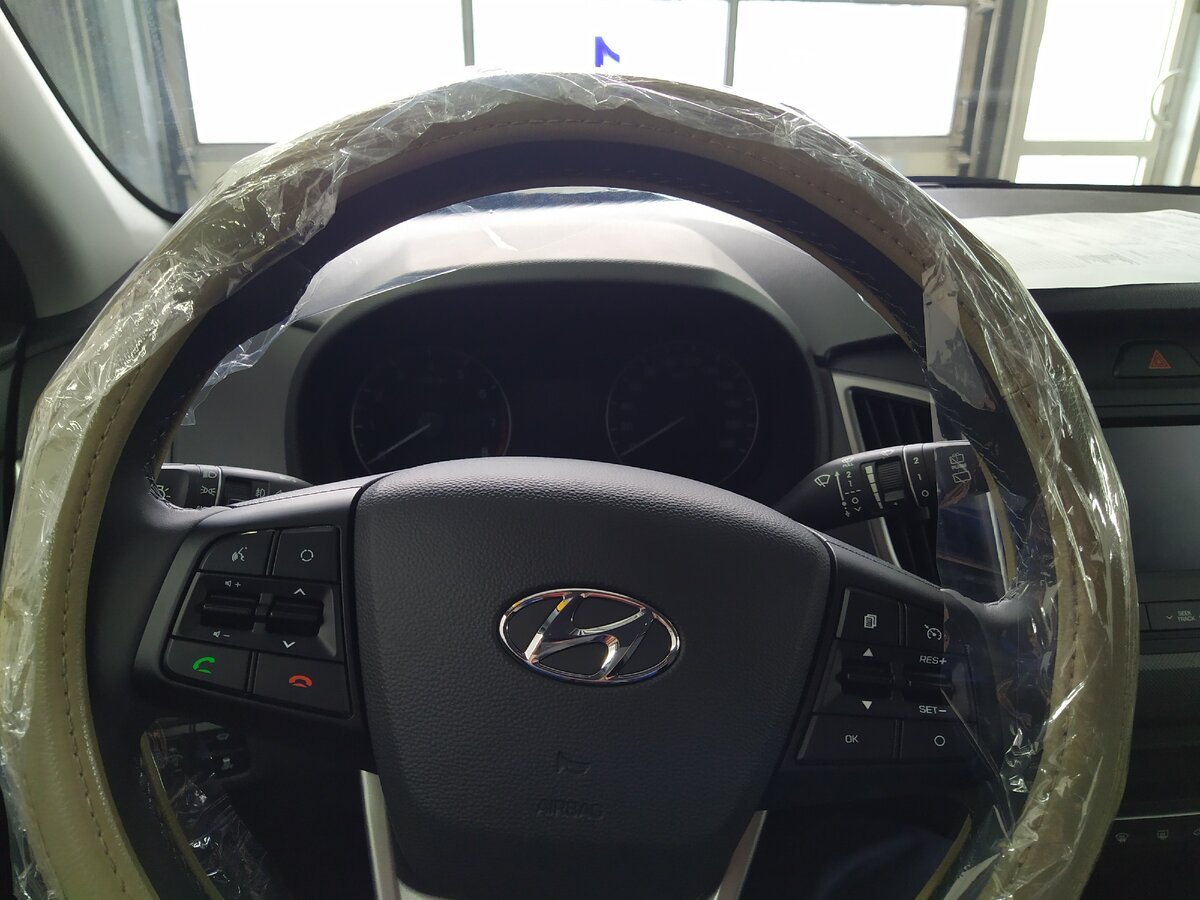 Легким движением снимаем окантовку щитка