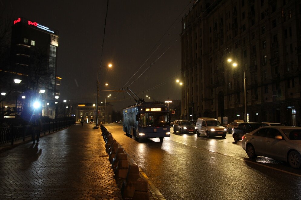 1. Доехал до "Красных ворот", вышел из метро и сразу же, как по заказу показался 24-й.