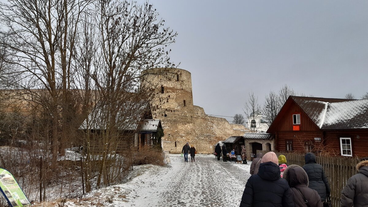 В Х веке после сильного пожара из центра племени кривичей Изборск отстраивается по образцу известных нам раннесредневековых городов, с детинцем (кремлем) и нижним городом ремесленников.