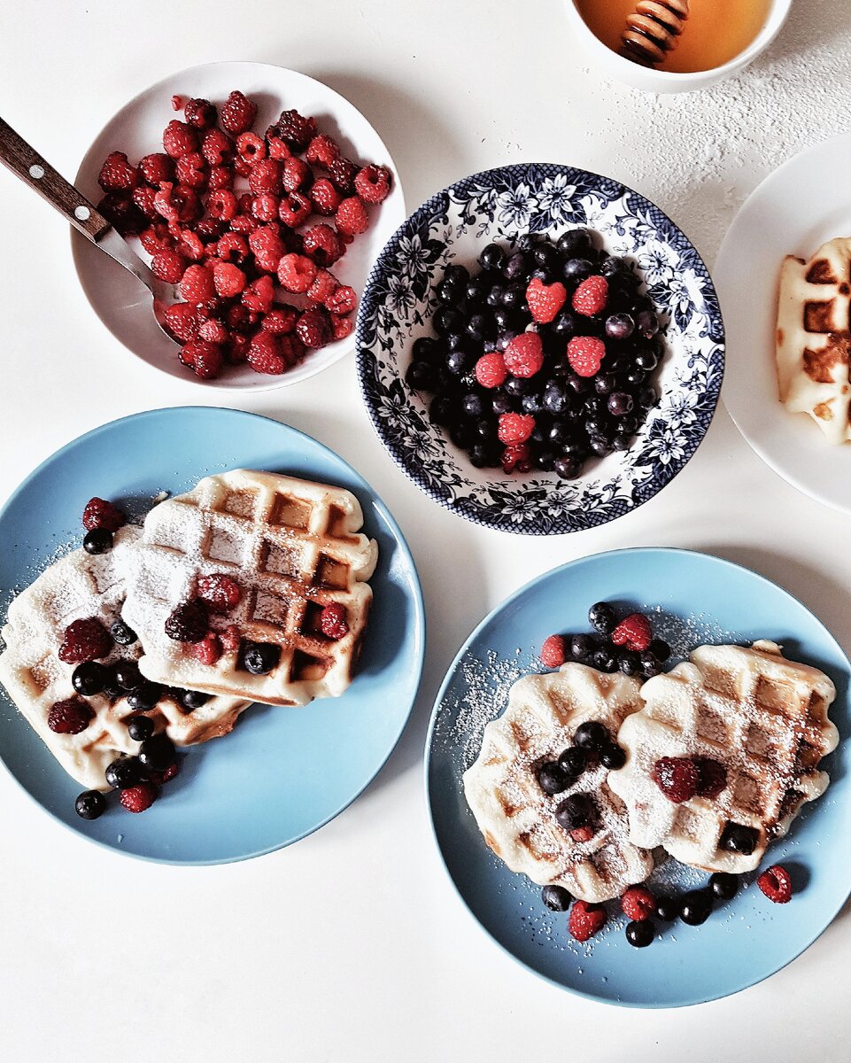 Сверху сахарная пудра и ягоды (можно любые)