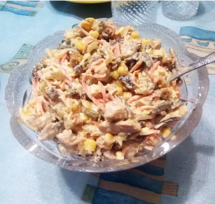 Дорогие читатели хочу предложить вам рецепт замечательного, вкусного и нежного салата. Он прост в приготовлении практически без затрат.Его можно подавать к столу по праздникам и на обычный обед. 