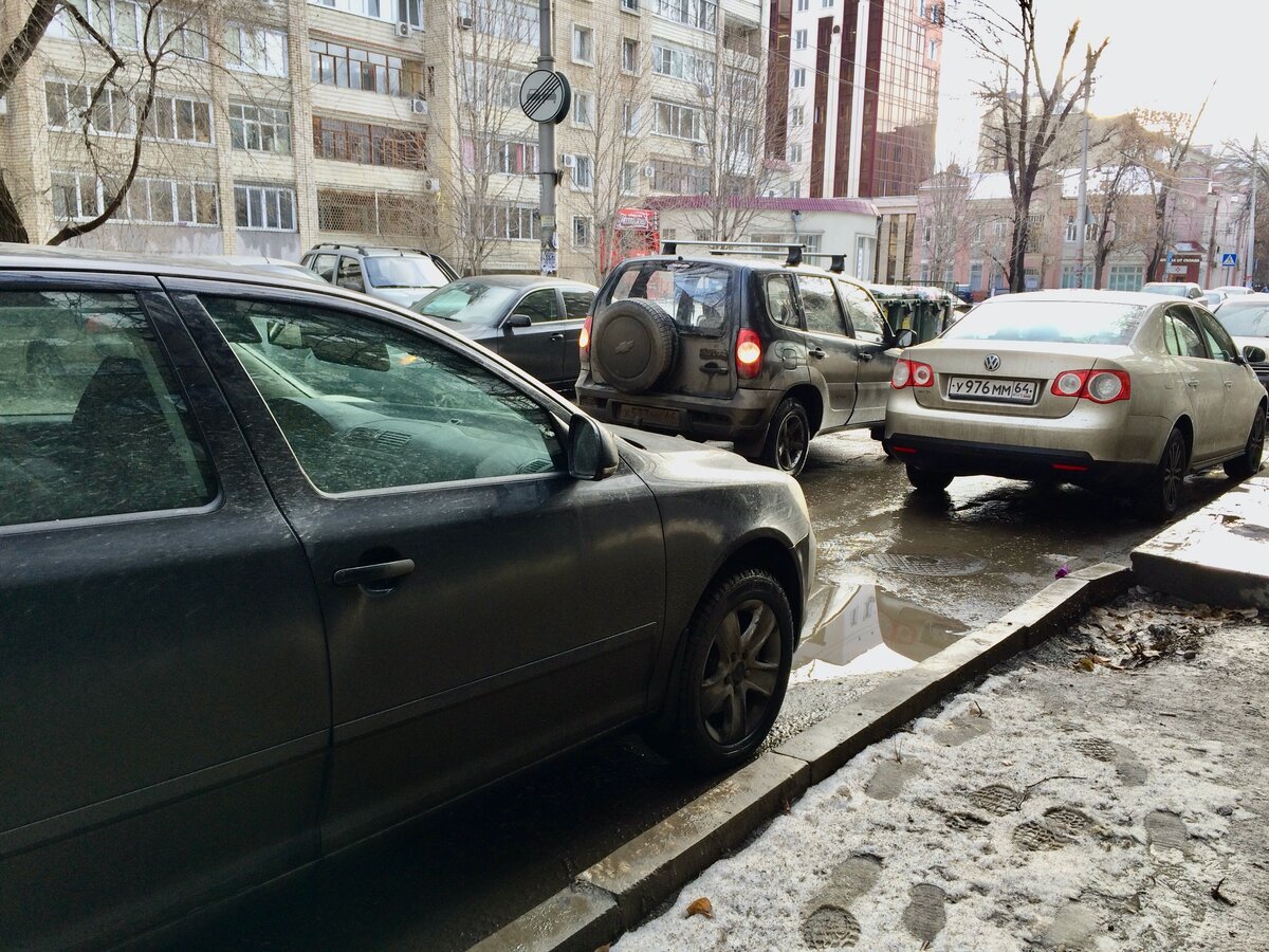 Задел машину и уехал не заметив