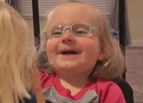  Маленькая Элла Роджерс из Огайо (США) не может передвигаться без инвалидной коляски, но 2-летняя девочка растёт очень жизнерадостной.-2