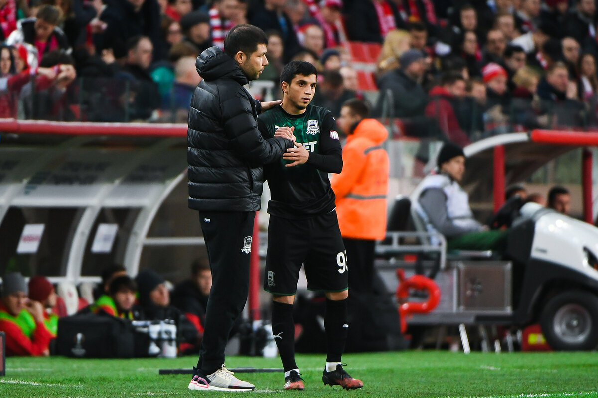 Мурад Мусаев даёт наставления Шапи в матче 21-го тура со "Спартаком"