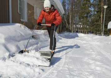 Скрепером не отбрасывают снег, а отодвигают его в нужную сторону