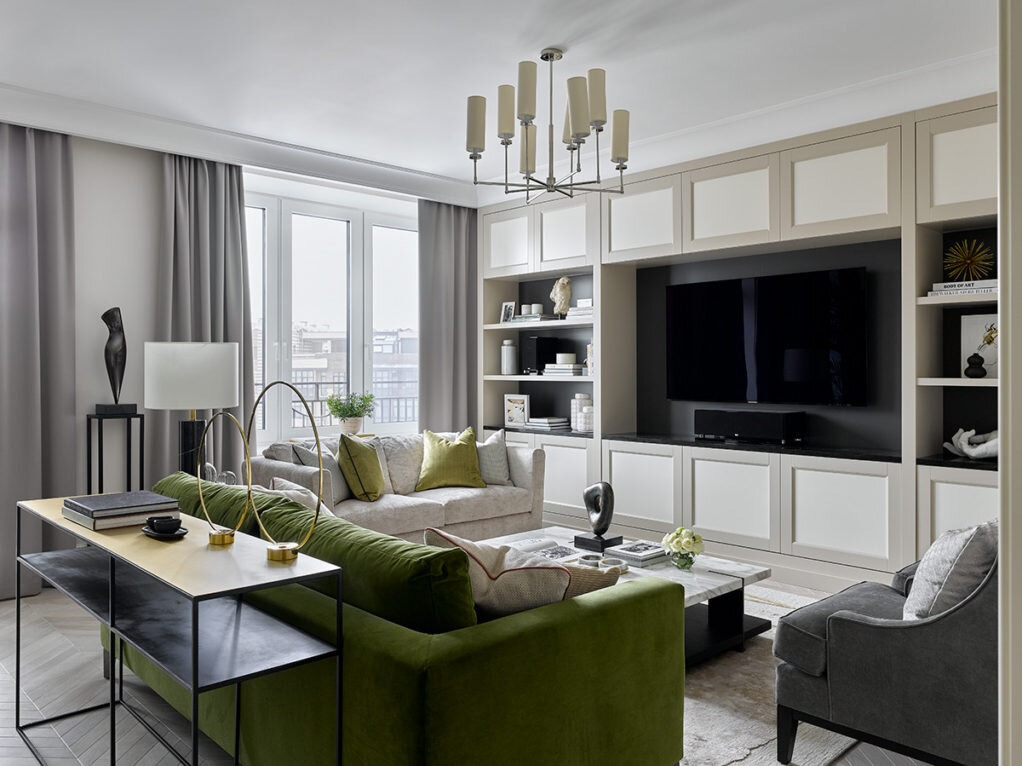 Фрагмент гостиной. Диваны, Meridiani; кресла, Bernhardt; журнальный столик, Poliform; столик между диванами, Philipp Selva.