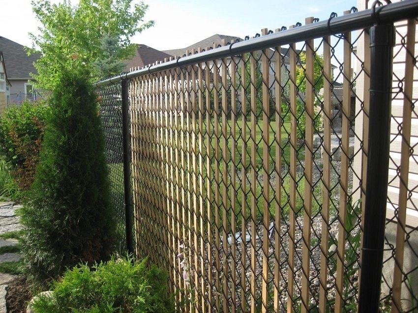 30+ идей как украсить забор из сетки Рабица | Забор, Украшение забора, Сетка