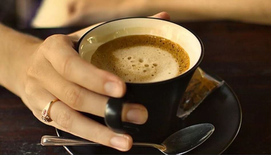 В Американском журнале клинического питания указано: исследования показали, что люди с избыточным весом, которые регулярно пьют кофе , у них  улучшается метаболизм, быстрее сжигается жир, в том числе и на проблемных зонах.