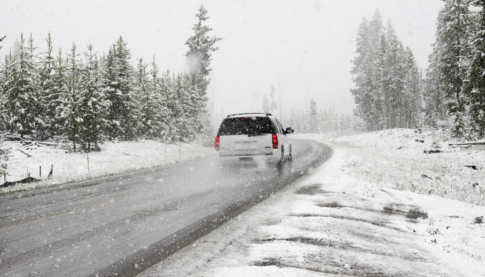 ПОСТОЯННАЯ ОСТАНОВКА ИЛИ РАСПЫЛЕНИЕ ВО ВРЕМЯ ДВИЖЕНИЯ
Некоторые люди считают необходимым водить свой автомобиль, даже если наружная температура становится невыносимо холодной. Плохая новость заключается в том, что независимо от того, как автомобиль генерирует тепло во время движения, бензобак все еще может замерзнуть. Машина начинала глохнуть или брызгать слюной. На самом деле, даже если резервуар все еще в порядке, замороженная газовая линия все еще может обеспечить этот симптом.
