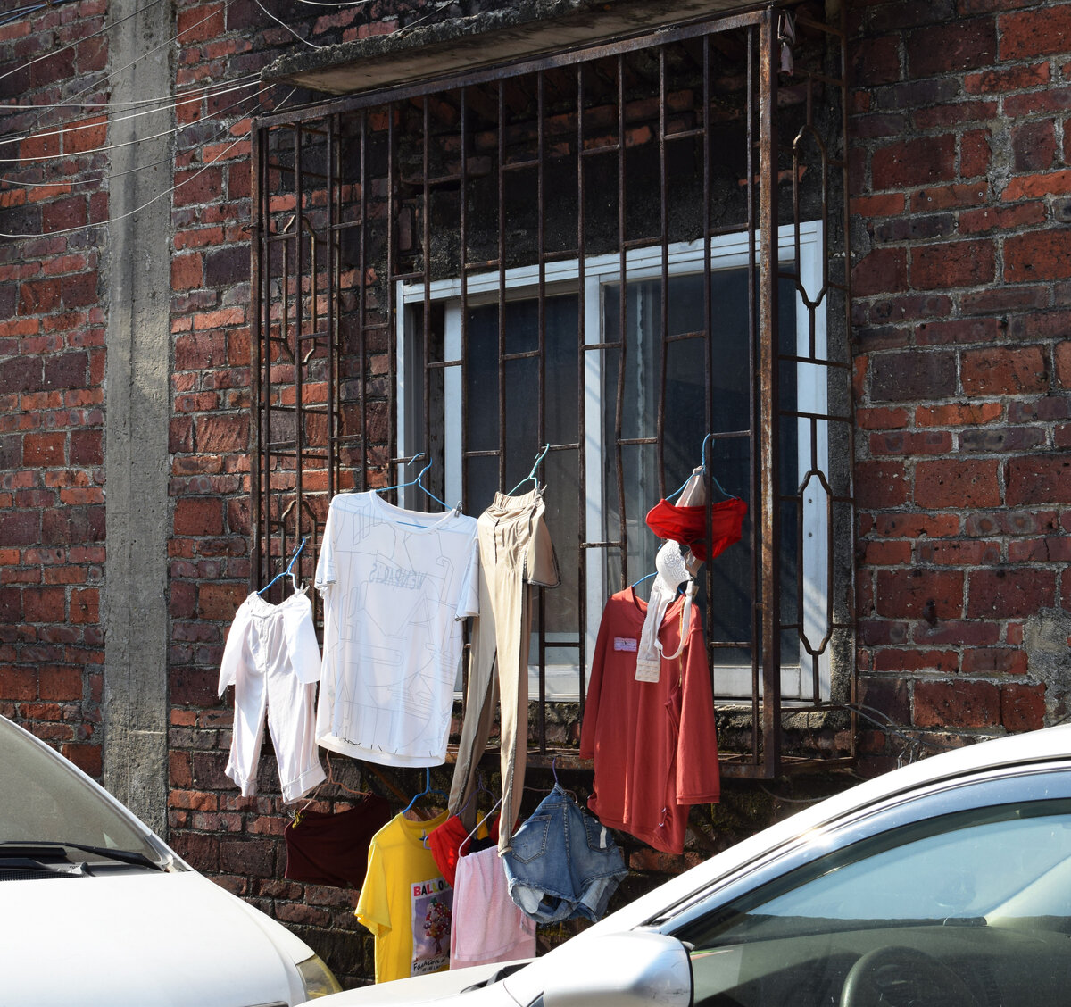 У многих нет балкона и белье сушится на улице