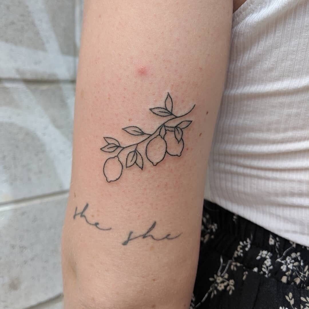 Женственна веточка лимона