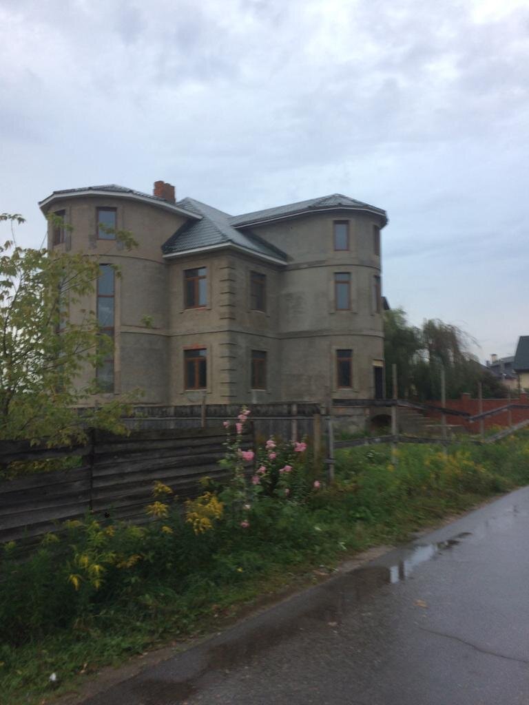 С виду симпатичная крыша, вроде всё хорошо, но если приглядеться, то видно как облезла металлочерепица