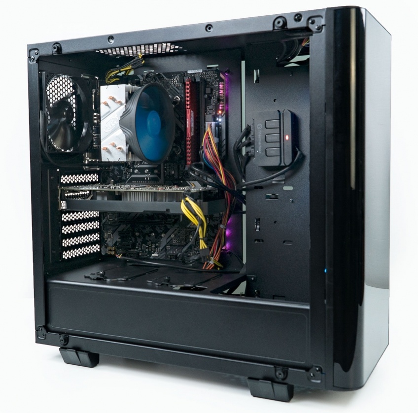 Подбор конфигурации начали с определения основной связки: видеокарты и процессора. Главная цель — Full HD на максимальных настройках, поэтому выбор пал на GTX 1060 с 6 ГБ видеопамяти. С 1060 ситуация ныне такая: карты, которые могут взять под 2 ГГц, стоят в районе 25–26 тысяч рублей. На наш вкус, это перебор, поэтому выбирали между ASUS GTX 1060 Dual за 23 тысячи и Palit за 21 500 рублей. В доступе на тот момент была только Palit GTX 1060 StormX 6 ГБ, а потому именно она и оказалась в этой системе. Плата очень простая, с цельноалюминиевым радиатором на процессоре и одним вентилятором, но зато берет частоту 1873 МГц. Для одной из самых доступных 1060 — недурной результат.Технические характеристики Palit GTX 1060 STORMX 6ГБЯдро:GP106Техпроцесс:16 нмПотоковых процессоров:1280Текстурных блоков:80Блоков растеризации:48Частота:1506 МГцПамять:6 ГБ GDDR5, 8008 МГцЭнергопотребление:120 ВтЦена на сентябрь 2018 года:21 510 рублей ($320)Из процессоров под видеокарту хорошо подходит либо третий Ryzen, либо Core i3-8100. По производительности они одинаковые, и мы взяли последний.Важная ремарка! Компоненты для системы подбирались до пересчета курса доллара, и на момент заказа Intel стоил вровень с Ryzen 3 2200G. Однако ситуация поменялась, и i3 на момент выпуска материала поднялся почти до 13 000 рублей, а Ryzen остался на 8000. Нам менять было поздно, но, если будете собирать похожий компьютер, берите Ryzen — сэкономите почти пять штук.Что же касается младшего i3, то в отрыве от текущей цены это очень хороший процессор. Четыре ядра, частота 3,6 ГГц и непритязательность в отношении охлаждения и материнской платы. А еще, судя по нашим внутренним тестам, этот камень почти не уступает более дорогому i3-8350K.Технические характеристики Intel Core i3-8100Техпроцесс:14 нмСокет:LGA 1151v2Ядер/потоков:4/4L3-кэш:6 МБЧастота:3,6 ГГцКаналов памяти:2Тип памяти:DDR4-400Встроенная графика:Intel UHD 630Линий PCI Express 3.0:16TDP:65 ВтЦена на сентябрь 2018 года:12 790 рублей ($175)Теперь о материнской плате. Сперва мы хотели положить в базу самый простой вариант на H310, но, учитывая, что компьютер собираем «как для себя», мысль о том, что будет всего два слота под память, напрягала. Поэтому мы, доплатив пару тысяч, взяли ASUS TUF B360-PLUS GAMING.Причина проста: это одна из немногих материнок на B360, у которой распаяно сразу 8 USB. В остальном плата тоже вполне себе: четыре слота под память, пара PCIe x16, четыре PCie x1 и M.2. Словом, для апгрейда есть все необходимое, в том числе хорошая система питания, которая без вопросов потянет не только Core i5, но и будущие восьмиядерники Intel.Технические характеристики ASUS TUF B360-PLUS GAMINGЧипсет:Intel B360Сокет:Socket 1151Форм-фактор:Socket 1151Оперативная память:4x DIMM, DDR4-2666, до 64 ГБСлоты PCIE:2x PCIEx16, 4x PCIEx1Дисковая подсистема:2x M.2, 6x SATA III 6Gb/sЗвуковая подсистема:7.1 HD (Realtek ALC887)Сеть:1 Гбит Ethernet (Intel i219V)Панель ввода/вывода:PS/2, 4x USB 2.0, 2x USB 3.0, 2x USB 3.1, HDMI, D-sub, RJ45, 3x джек 3,5 мм аудиоЦена на сентябрь 2018 года:7140 рублей ($100)Теперь про память. По-хорошему в такую систему нужно ставить 16 гигабайт в два модуля и на 2666 МГц. Но ценовой аспект сыграл свою роль, за одну планку на момент заказа просили 7500 рублей (08.2018), поэтому мы ограничились одним модулем Corsair Vengeance LPX на 2400 МГц. За радиаторы переплата около 500–600 рублей. На работу они почти не влияют, так что при самостоятельной сборке можете покупать любые модули.Технические характеристики CORSAIR Vengeance LPX 8 ГБТип:DDR4Объем:8 ГБПоддерживаемые частоты:2400 МГцЗадержки:14-16-16-31Стандартное напряжение:1,2 ВЦена на сентябрь 2018 года:5850 рублей ($95)Накопителей взяли два. Под систему — простой SSD: Kingston A400 на 120 ГБ за 2100 рублей. Как показывает практика, пользы от него существенно больше, чем от экономии бюджета при сборке системы с одним жестким диском.Технические характеристики KINGSTON A400 120 ГБИнтерфейс:SATA III 6 Gb/sФорм-фактор:2,5’’Емкость:120 ГБТип памяти:TLC Toshiba 15 нмКонтроллер:Phison PS3111Заявленная скорость чтения:500 МБ/сЗаявленная скорость записи:320 МБ/сЦена на сентябрь 2018 года:2100 рублей ($30)Под все остальное выбрали недорогой, тихий и при этом быстрый WD Blue на 1 ТБ.Технические характеристики WD Blue WD10EZRZ 1 ТБФорм-фактор:3,5’’Объем:1 ТБИнтерфейс:SATA III 6 Gb/sБуфер:64 МБСкорость вращения шпинделя:5400 об/минЦена на сентябрь 2018 года:3290 рублей ($47)Питание — важный момент при сборке любой системы! Экспериментировать мы не стали и взяли проверенный FSP ATX-450PNR на 450 Вт. Он давно доказал свою надежность, и его, в принципе, хватит и на будущие апгрейды.Как оказалось, FSP бывает в нескольких вариантах. Нам попалась версия с короткими проводами, которые пришлось немного нарастить. Будете покупать такой же — смотрите внимательнее!Технические характеристики FSP ATX-450PNR-I 450 ВтФорм-фактор:АТХ v2.2Мощность:450 ВтВентилятор:120 ммЛинии:+3,3 В: 22 А, +5 В: 16 А (+5 и +3,3 нагрузка до 130 Вт), +12 В: 25 АSATA:3PCI-E:2Габариты:149х85х140 ммЦена на сентябрь 2018 года:2090 рублей ($30)Осталось разобраться с охлаждением на процессор и корпусом. Процессор холодный, с ним справится даже боксовое решение от Intel. Но мы взяли DEEPCOOL GAMMAXX 300 с большим вентилятором, чтоб избавиться от лишнего шума.Технические характеристики DEEPCOOL GAMMAXX 300Тип:активный воздушный кулерПоддерживаемые сокеты:Intel LGA20xx/LGA1366/LGA115x, AMD AM4/AM3+/AM3/AM2+/AM2/FM2+/FM2/FM1Вентилятор:120 мм (900–1600 об/мин, 55 CFM, 18–21 дБА)Тип подключения:4-pinРадиатор:алюминийТеплотрубки:3x 6 ммВес:0,43 кгЦена на сентябрь 2018 года:1180 рублей ($15)Что же касается корпуса, то изначально мы смотрели на простой Accord за 1000 рублей, но после того, как задумали устроить розыгрыш, решили сделать для вас бонус: взяли довольно дорогой Thermaltake View 21 TG. Технически простой корпус, красивый и способен принять систему любой сложности — как по железу, так и по охлаждению.Технические характеристики THERMALTAKE View 21 TGТипоразмер:Midi-TowerФорм-фактор:ATXОтсеки 2,5":4Отсеки 3,5":2Cлоты расширения:7Фронтальные разъемы:2x USB 3.0, 2x 3,5 мм джекВозможность установки вентиляторов:5× 120 мм или 3× 140 ммРасположение БП:внизуМакс. длина видеокарты:410 ммМатериал корпуса:стальГабариты:492 х 208 х 471 ммВес:8 кгЦена на сентябрь 2018 года:4580 рублей ($65)С конфигурацией разобрались. Про сборку рассказывать нечего, поэтому сразу переходим к результатам.