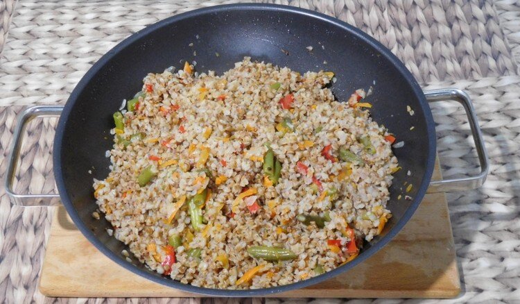 Гречка с овощами на сковороде