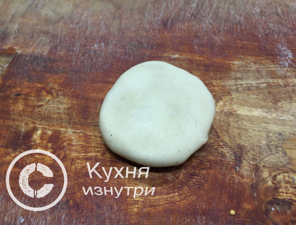 Вот от кусочек теста, с которого все начинается.