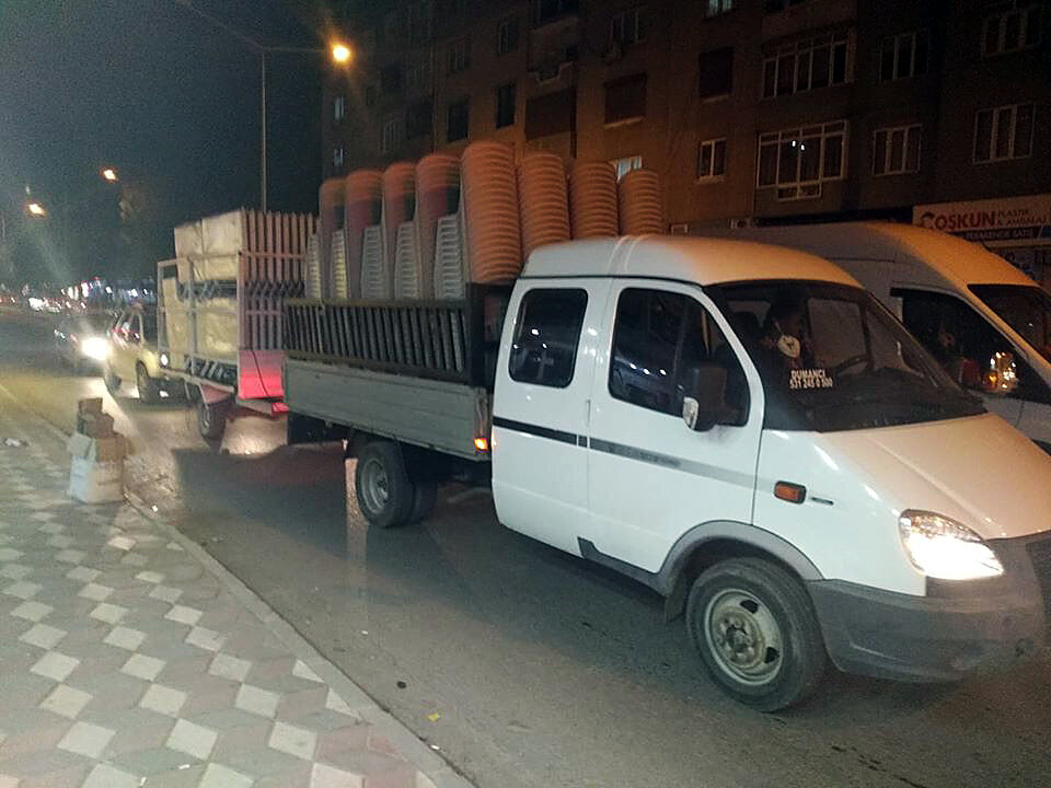 ГАЗель Бизнес Фермер везет стулья в ресторан вашей гостиницы