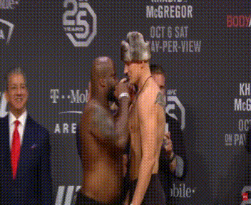  Деррик Льюис vs Александр Волков во время взвешивания