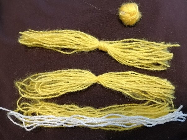 Нам потребуется три шерстяных пряди, шарик лично мне не пригодился, но наверное, его как-то можно использовать для придания объема тельцу или голове