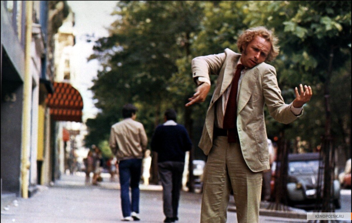 Высокий блондин в черном ботинке.