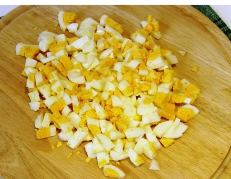 Нарезаем яйца