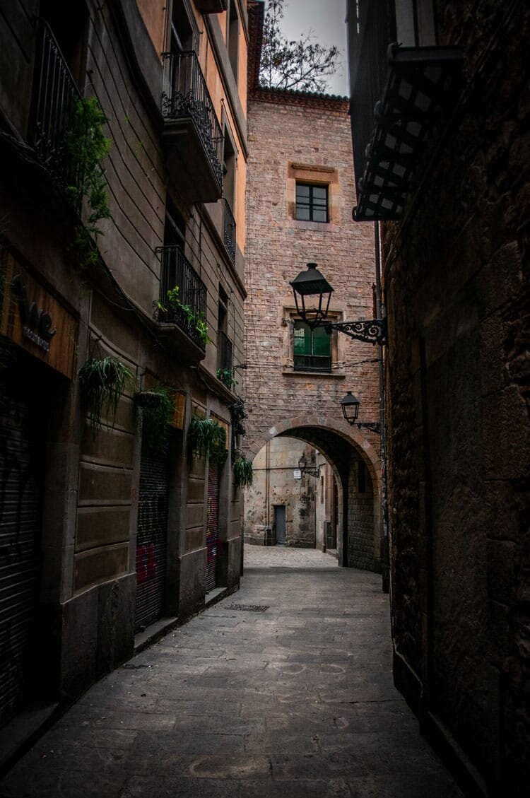 Пустые улицы Готического квартала Барселоны, март 2020