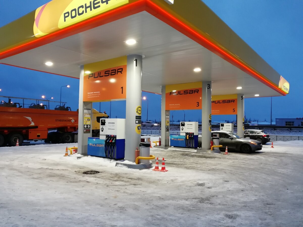 Игорь Иваныч, вы устроили заваруху, вам и цену на бензин снижать. Или нет?