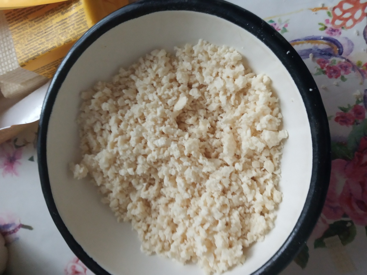 Размельчите вафли(можно руками)  