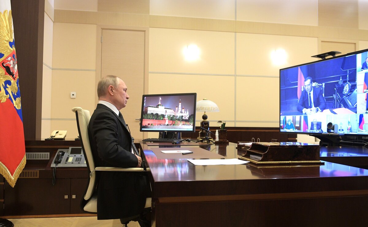 Президент России Владимир Владимирович Путин на видеоконференции