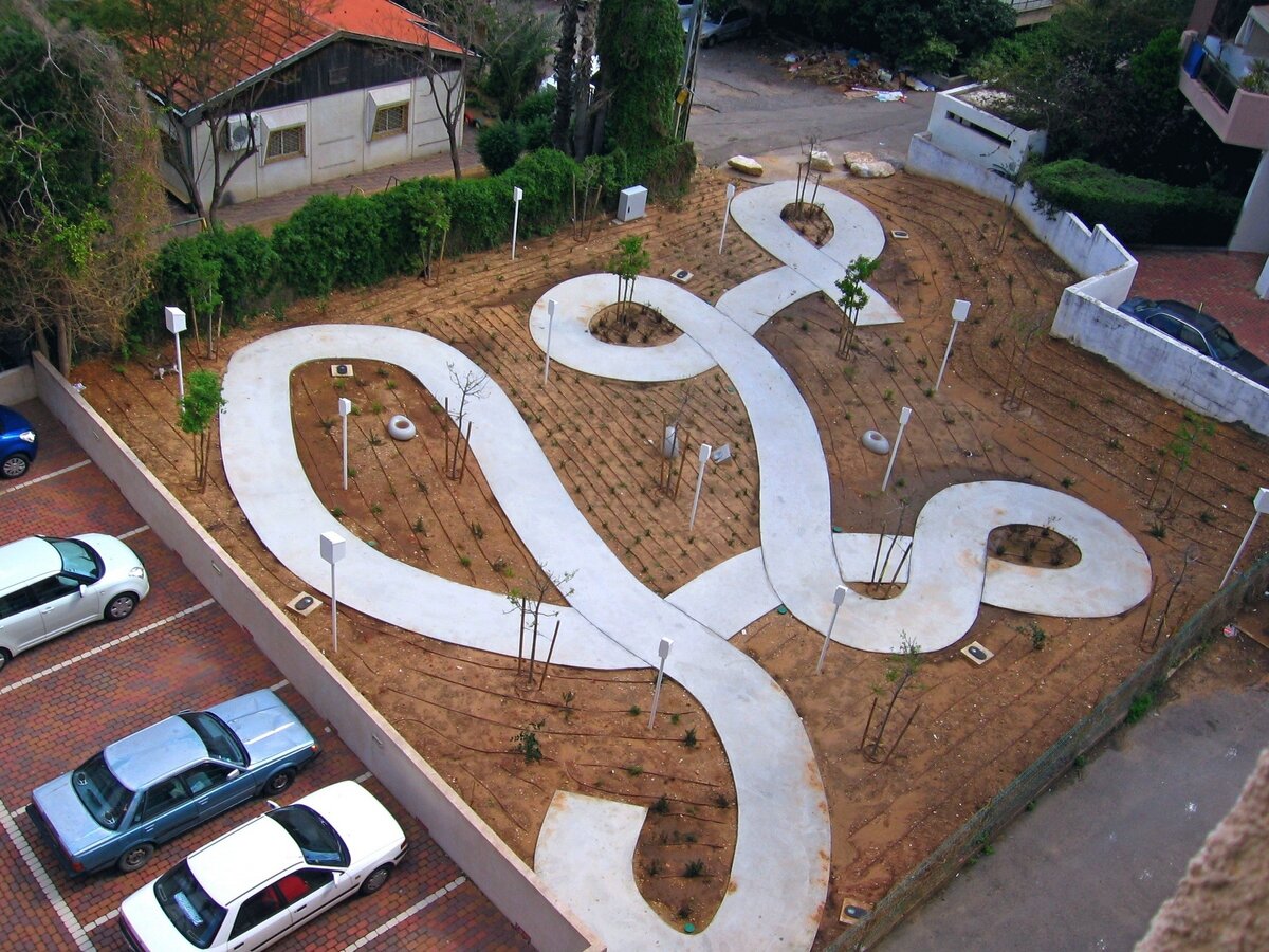 Эти дорожки прокладывал сумасшедший ландшафтный дизайнер. Ничем другим это бессмысленное петляние объяснить нельзя. Как можно здесь разместить постройки?