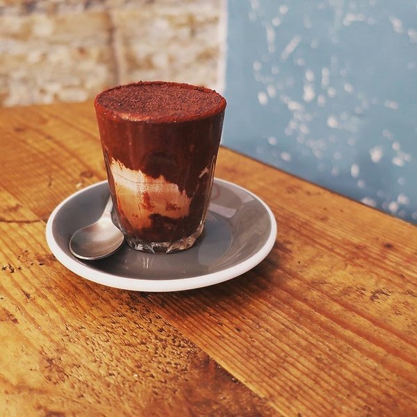 Marocchino. Marocchino - это небольшая версия мокко, которую можно пить довольно быстро, однако любители кофе предпочитают наслаждаться ею. Это сладкий сорт классического эспрессо, с добавлением темного шоколада или какао и небольшого количества молочной пены.
