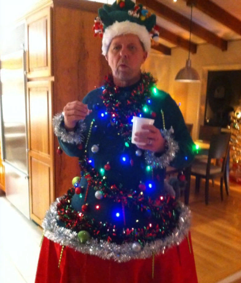 Новогодний костюм елки взрослый. Бабушка в костюме елки. Ургант в костюме елки. Люди в костюме елочки. Айрис апфель 2022.