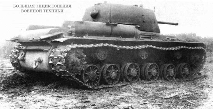 Химический танк КВ-12 (объект 232). Челябинск, завод № 100, весна 1942 года. Хорошо видны резервуары для химических веществ, установленные на бортах танка.
