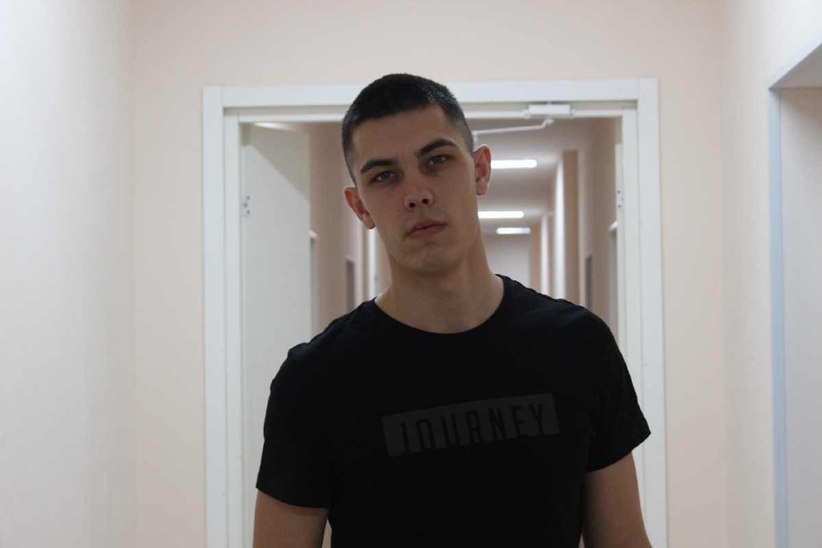 В коридоре общежития. Сейчас у нас делают ремонт. Раньше было хуже