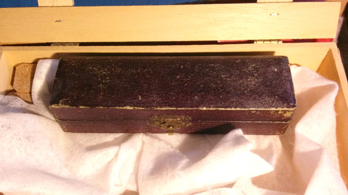 даже коробочка сохранилась, ее не реставрируем, она бумажная