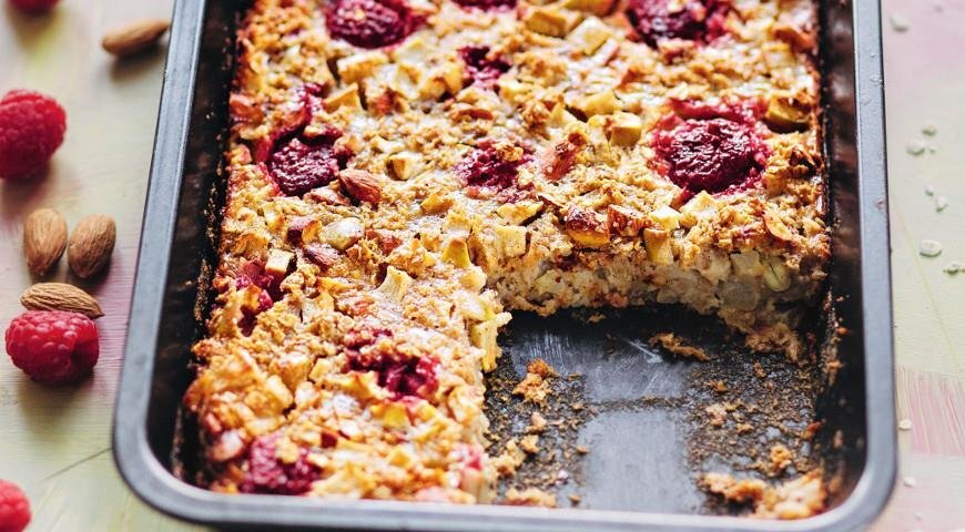 Овсяная запеканка с яблоком, вишней и грецкими орехами