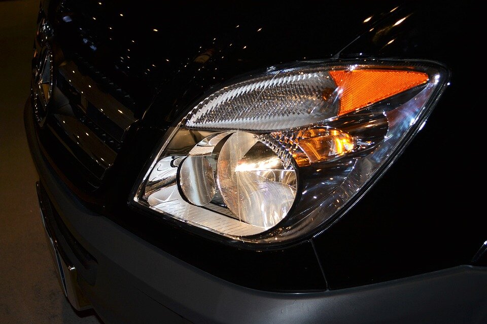 https://pixabay.com/photos/toyota-headlamp-black-car-bumper-2770366/