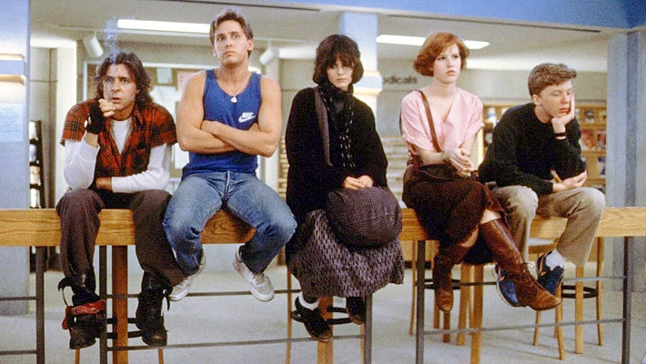 Клуб "Завтрак" (1985) Культовый фильм, давший развитие молодежному кино.  Пять провинившихся учеников вынуждены потратить целое воскресенье в стенах школы за написанием эссе "Как вы думаете, кто вы".