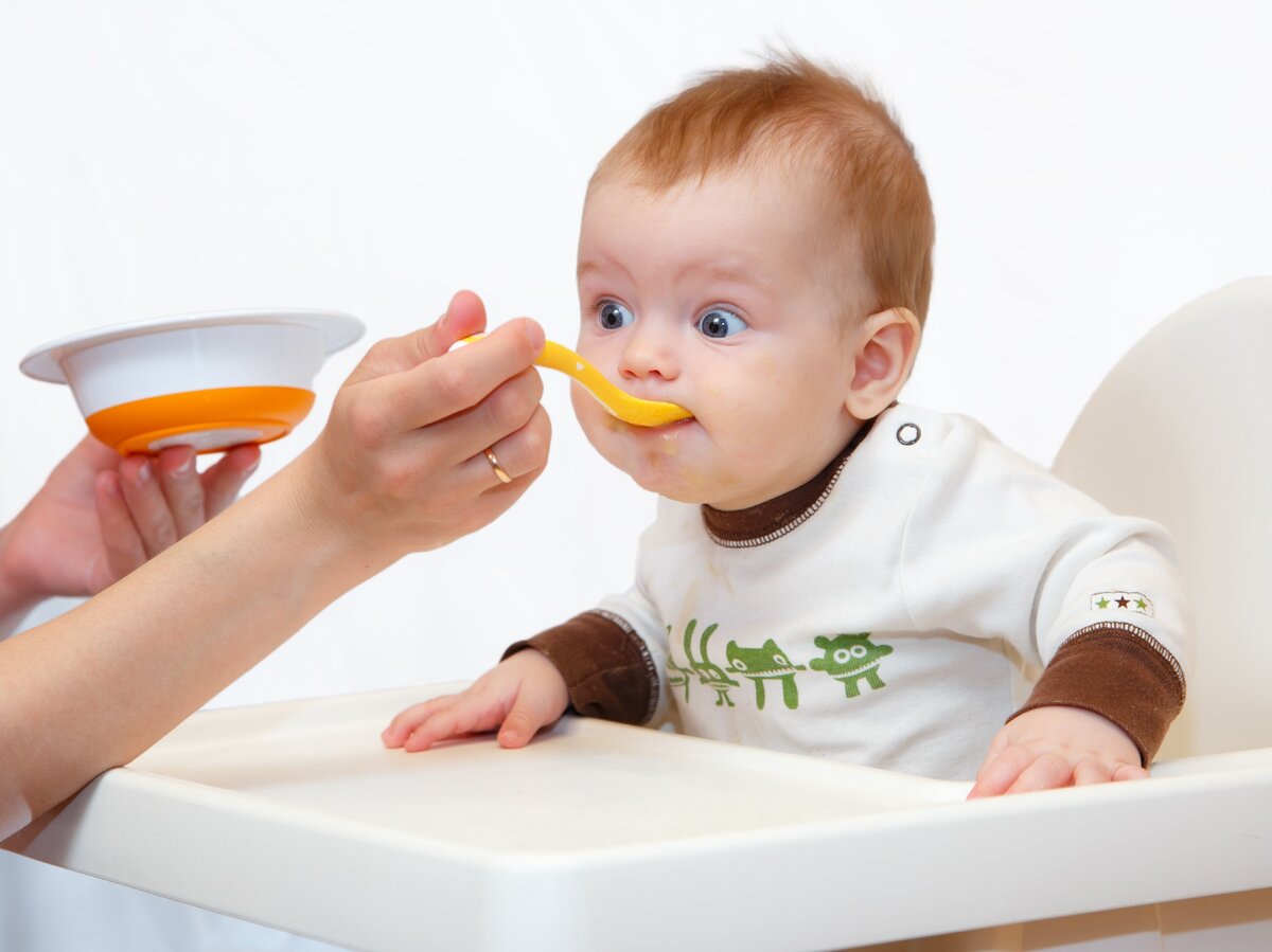 1 ребенок есть. Детское питание. Малыш ест. Детское питание малыш. Детское питание прикорм.